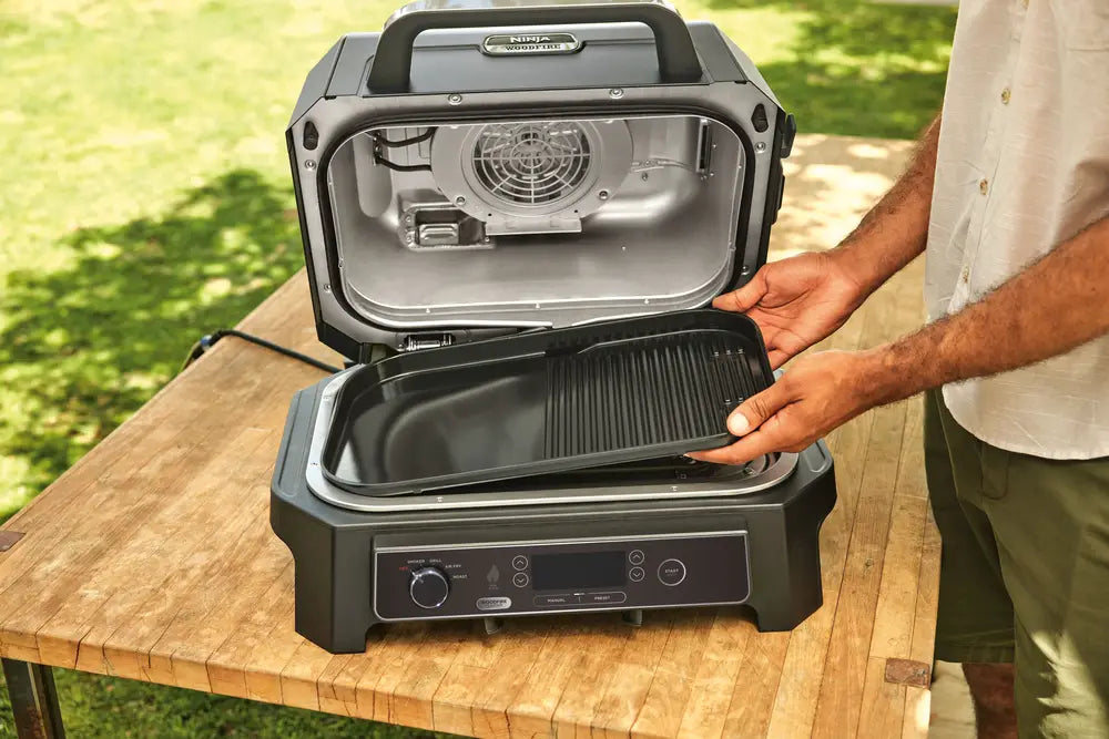 Ninja Woodfire XL Kombinovaný plech; Grilování a opékání současně; Nepřilnavý keramický povrch (OG850, OG901)